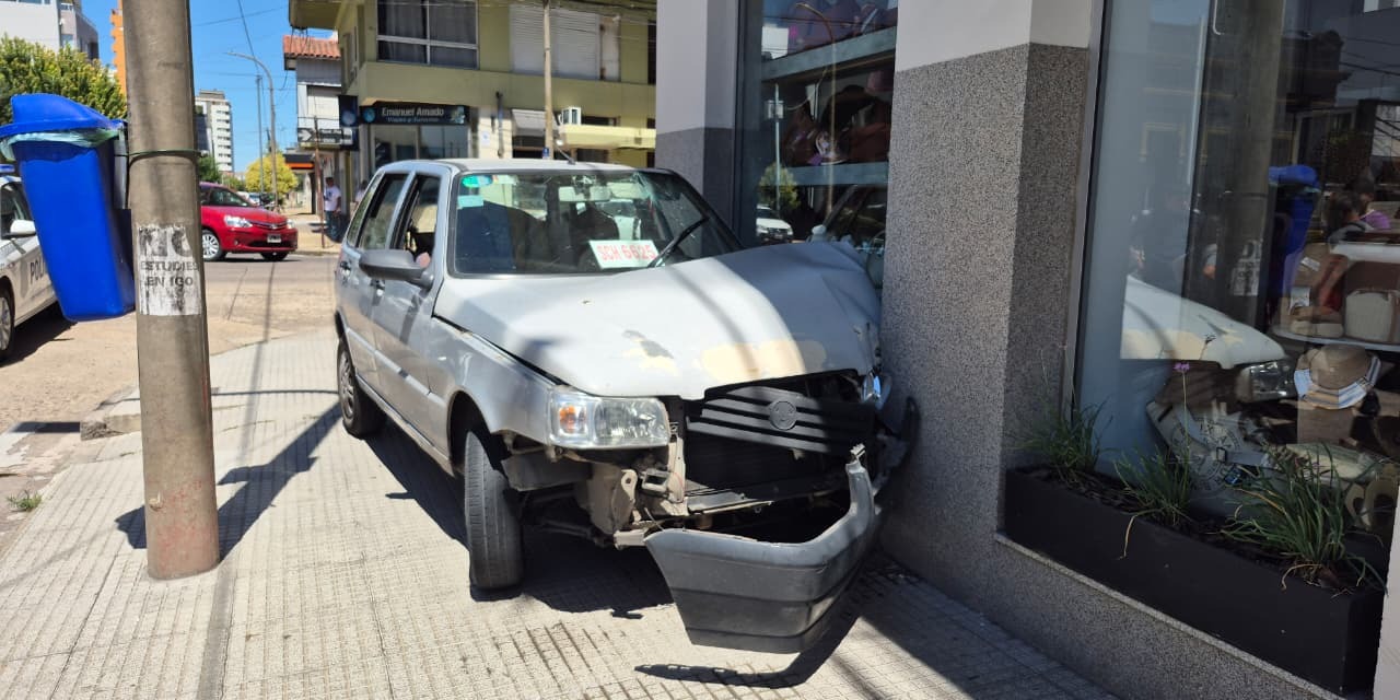 Por evitar un choque, termin� arriba de la vereda
